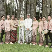 Hari bahagia Syahnaz Sadiqah dan Jeje Govinda akhirnya tiba juga. Sabtu (21/4/2018), Syahnaz telah resmi dipersunting sang kekasih. Pernikahan keduanya berlokasi di Pine Hill, bandung, Jawa Barat. (Foto: Instagram)