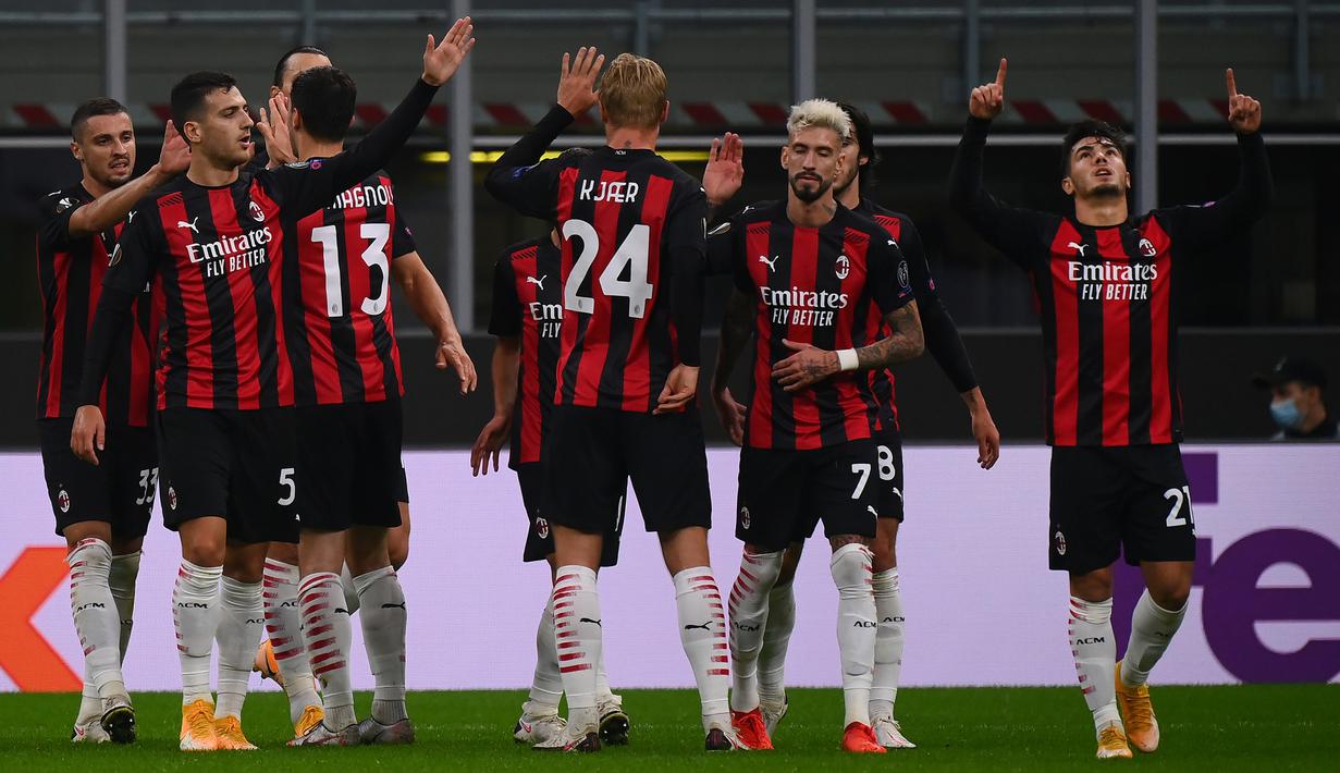 Pemain AC Milan merayakan gol yang dicetak Brahim Diaz ke gawang Sparta Praha pada laga lanjutan Liga Europa 2020/2021 di Stadion San Siro, Jumat (30/10/2020) dini hari WIB. AC Milan menang 3-0 atas Sparta Praha. (AFP/Marco Bertorello)
