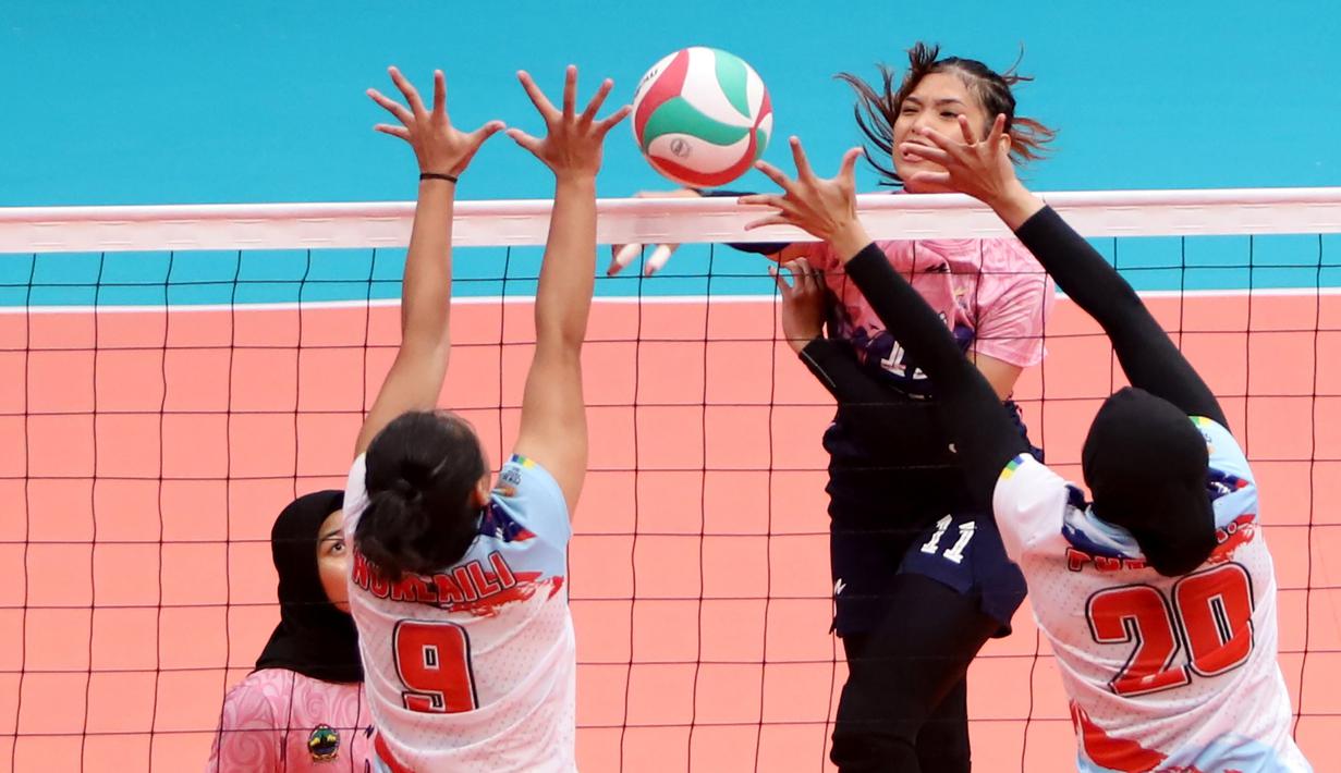 Profesi sebagai atlet voli profesional dan model tentu berbeda 180 derajat. Namun, Shindy menikmati keduanya dan tidak kesulitan membagi waktu. (PB PON XX PAPUA/Muhamad Solihin)