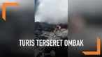 Saking asyiknya berfoto, dua turis tak sadar ombak besar menghampirinya. Sampai-sampai mereka ikut terseret ombak. Beruntung, turis tersebut berhasil selamat meski mengalami luka ringan.