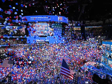 Balon-balon dijatuhkan setelah Wakil Presiden Amerika Serikat dan calon presiden dari Partai Demokrat Kamala Harris mengakhiri sambutannya pada hari keempat dan terakhir Konvensi Nasional Partai Demokrat (DNC) di United Center di Chicago, Illinois, pada tanggal 22 Agustus 2024. (Eva HAMBACH/AFP)