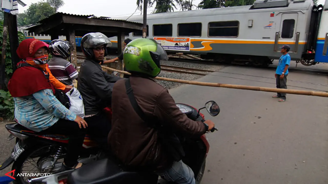 perlintasan-kereta-131217b.jpg