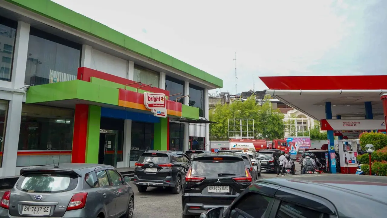 Antrean Pengisian BBM di Medan