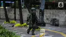 Anggota Gegana saat memeriksa sebuah tas mencurigakan yang ditaruh di depan Hotel Kempinski, Bundaran HI, Jakarta, Kamis (16/4/2020). Dalam pemeriksaan yang dilakukan anggota Gegana diketahui bahwa tas tersebut kosong. (Liputan6.com/Faizal Fanani)