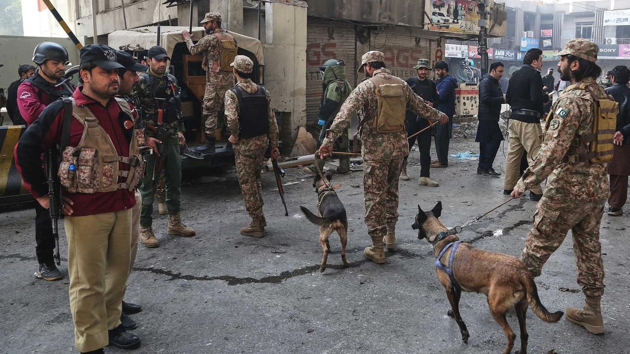 FOTO: Serangan Bom Bunuh Diri Hantam Markas Paramiliter di Peshawar