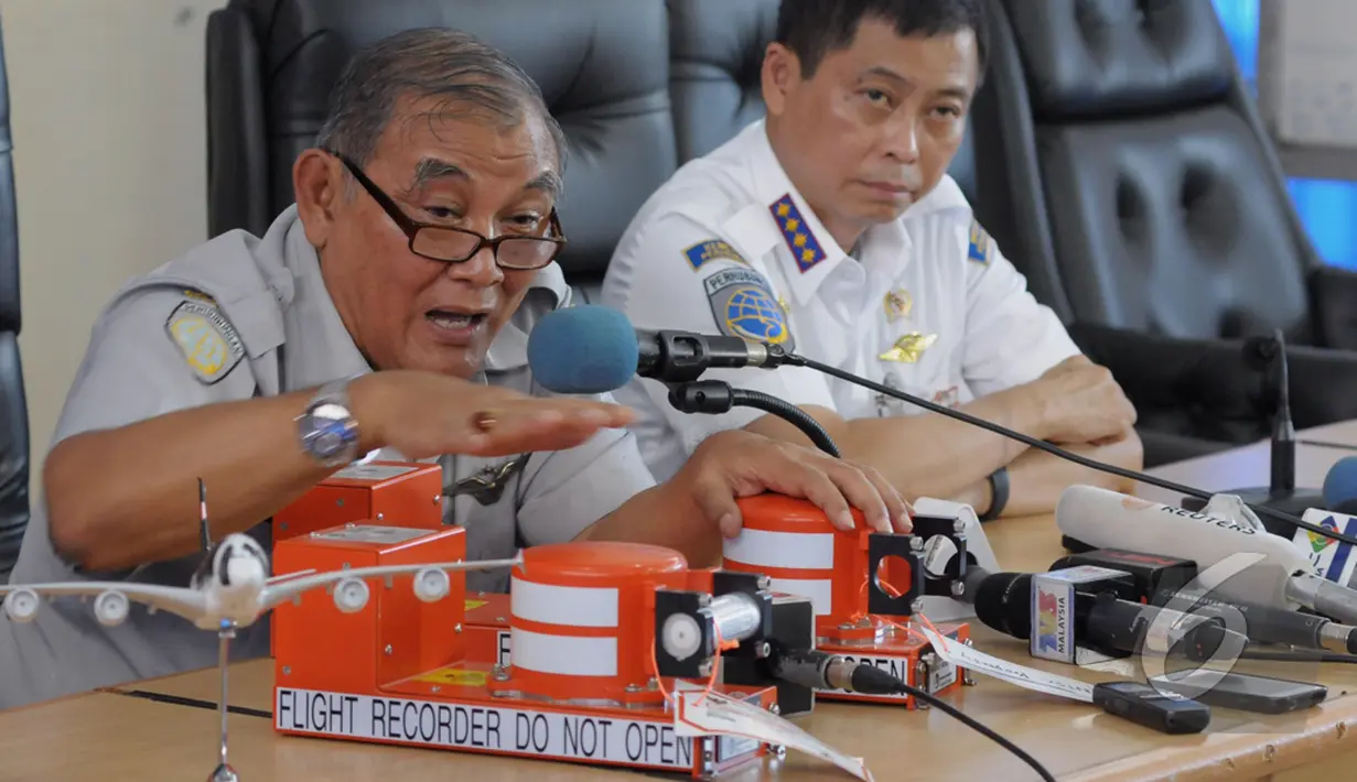 Ketua KNKT Tatang Kurniadi (kiri) menjelaskan tentang fungsi dan cara kerja Flight Data Recorder (FDR) dan Cockpit Voice Recorder (VCR), Lanud Iskandar, Pangkalan Bun, Kalteng, Selasa (13/01/2015). (Liputan6.com/Andrian M Tunay)