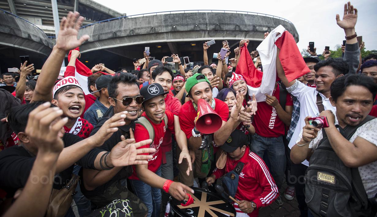 Suporter Indonesia berkumpul sebelum menyaksikan laga Indonesia melawan Malaysia di Stadion Shah Alam, Selangor, Sabtu, (26/8/2017). Indonesia akan menghadapi Malaysia pada laga semifinal sepak bola SEA Games 2017. (Bola.com/Vitalis Yogi Trisna)