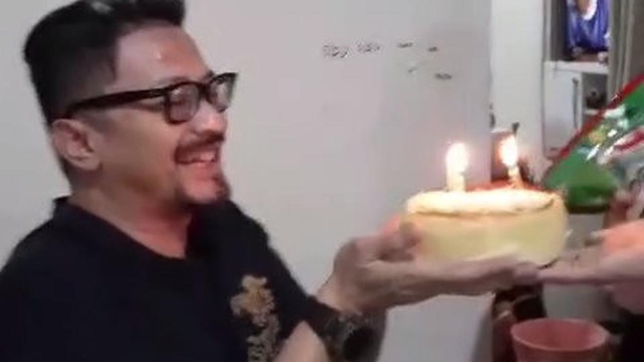 7 Potret Ferry Maryadi Dapat Kejutan Ultah dari Keluarga dan Geng Mermaid, Salfok Kabay Pakai Panci di Kepala