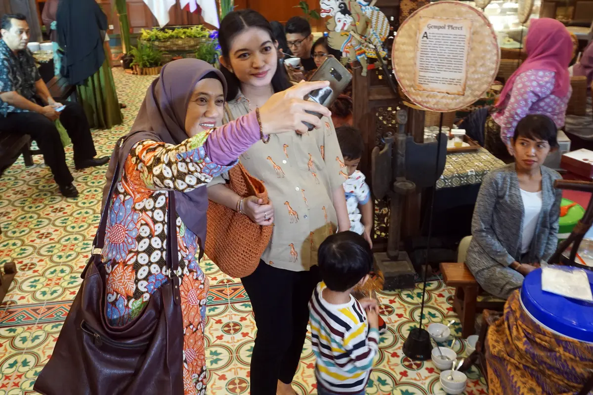 Selvi Ananda Sedang Hamil