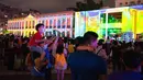 Orang-orang menikmati pemandangan malam di Festival Cahaya Makau 2020 yang digelar di Tap Seac Square, Makau, China selatan, pada 26 September 2020. Festival cahaya tersebut dimulai pada Sabtu (26/9) dan akan berlangsung hingga 31 Oktober. (Xinhua/Cheong Kam Ka)