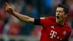 Penyerang Bayern Muenchen, Robert Lewandowski melakukan selebrasi usai mencetak gol ke gawang VfL Wolfsburg pada bundesliga di Allianz Arena, Rabu (23/9/2015). Muenchen menang telak atas Wolfsburg dengan skor 5-1. (REUTERS/Michael Dalder)