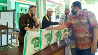 Pengecekan beras BPNT di wilayah Kecamatan Rengel, Kabupaten Tuban (Ahmad Adirin/Liputan6.com)