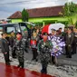 Proses pemakaman Dandim 1011/Kuala Kapuas Letkol Kav Bambang Kristianto Bawono di TMP Ratna Bantala Kalten, Selasa (10/3).(Liputan6.com/Fajar Abrori)