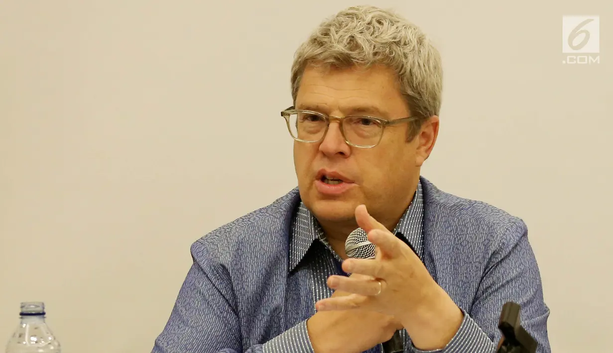 Prof. Brett Scharffs memberi pemaparan saat menjadi pembicara diskusi pada Forum terbuka, di Jakarta, Senin (31/7). Forum terbuka tersebut juga membahas tren dan isu terkini yang terjadi di masing - masing negara. (Liputan6.com/Johan Tallo)