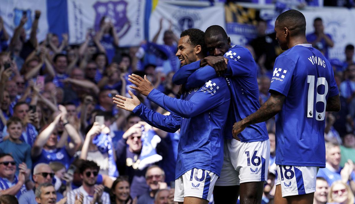 Pemain Everton, Iliman Ndiaye merayakan golnya ke gawang Southampton dalam laga lanjutan Liga Inggris 2024/2025 di Goodison Park, Liverpool, Inggris, Minggu (18/05/2025) waktu setempat. (AP Photo/PA/Martin Rickett)