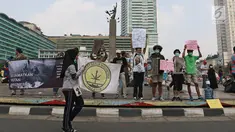 Sejumlah masyarakat yang tergabung dalam organisasi Lingkar Ganja Nusantara (LGN) Jakarta melakukan aksi yang bertajuk Selamatkan Hutan Indonesia pada Car Free Day di Kawasan Bundaran HI, Jakarta, Minggu (29/9/2019).  (Liputan6.com/Herman Zakharia)