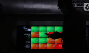 Pekerja melintas di dekat layar digital pergerakan saham di Gedung BEI, Jakarta, Rabu (14/10/2020). Pada pembukaan perdagangan pukul 09.00 WIB, IHSG masih naik, namun tak lama kemudian, IHSG melemah 2,3 poin atau 0,05 persen ke level 5.130, 18. (Liputan6.com/Angga Yuniar)