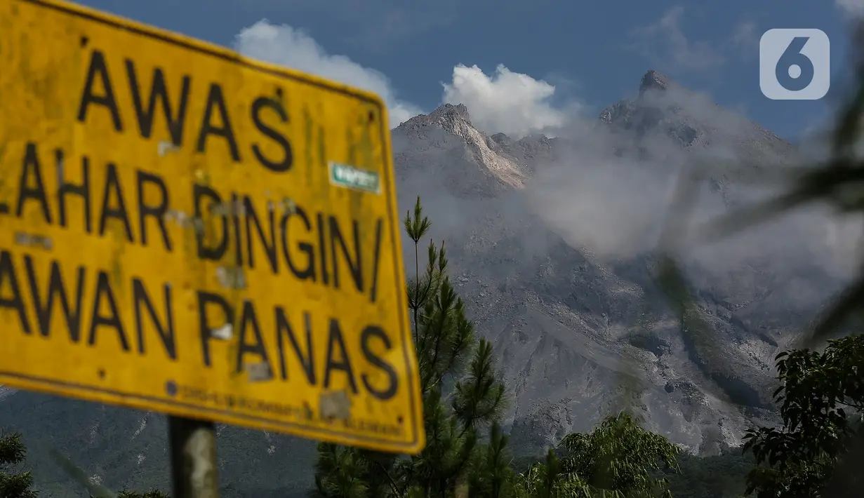 Aktivitas gunung merapi terlihat dari Lapangan Stiper, Glagaharjo, Cangkringan, Sleman, Kamis (19/11/2020). Balai Penyelidikan dan Pengembangan Tekonologi Kebencanaan Geologi (BPPTKG) Yogyakarta pada 5 November lalu menaikkan status Gunung Merapi menjadi siaga level III. (Liputan6.com/Johan Tallo)
