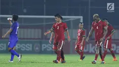 Pemain Timnas Indonesia U-23 berjalan tertunduk usai dikalahkan Thailand U-23 pada laga persahabatan di Stadion PTIK, Jakarta, Kamis (31/5). Indonesia U-23 kalah 1-2 dari Thailaind U-23. (Liputan6.com/Helmi Fithriansyah)