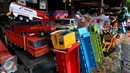 Sejumlah mainan kayu dipajang di kawasan Kalibata, Jakarta, Selasa (18/10). Meski kerajinan kayu mulai tergencet oleh mainan dari bahan plastik maupun elektronik, beberapa diantaranya masih tetap eksis. (Liputan6.com/Johan Tallo)