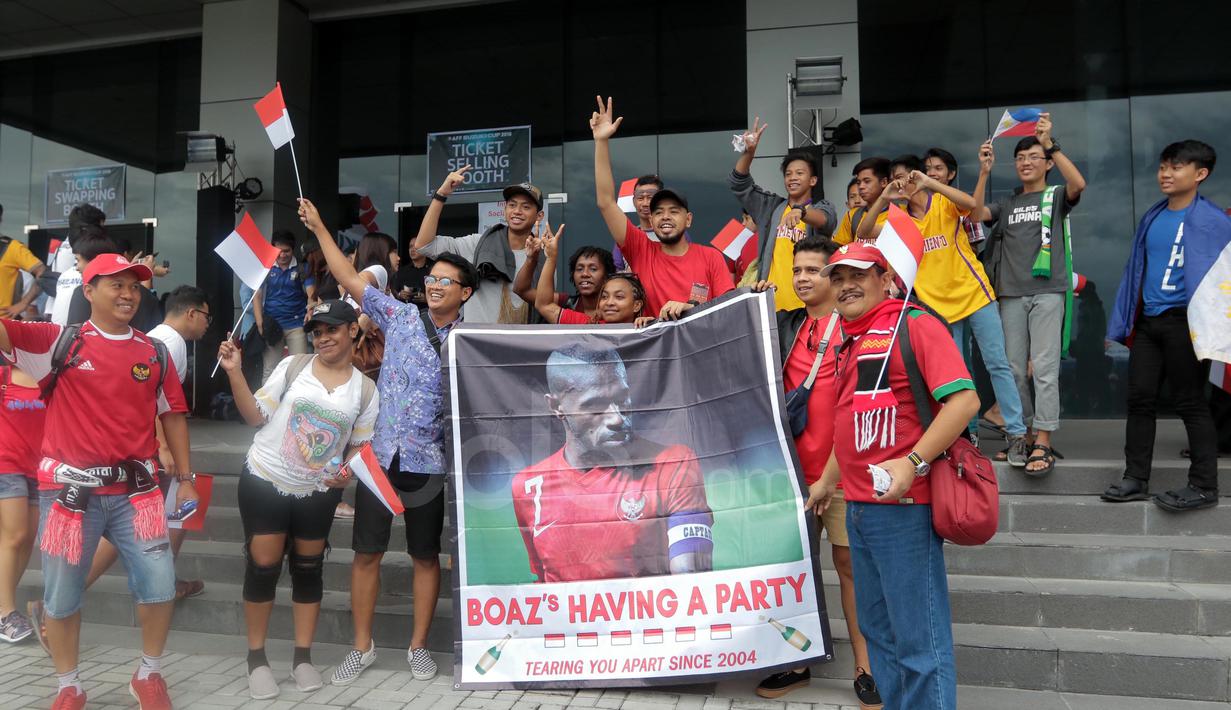 Suporter Merah-Putih membentangkan poster Boaz Solossa saat memberi dukungan untuk Timnas Indonesia melawan Thailand pada laga AFF Suzuki Cup 2016 di Philippine Sports Stadium, (19/11/2016).  (Bola.com/Nicklas Hanoatubun)