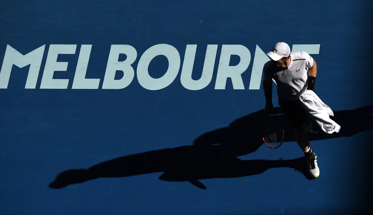 Petenis asal Inggris, Andy Murray beraksi saat melawan Mischa Zverev (Jerman) pada putaran keempat Austalia Open, Melbourne, Australia (22/1). Zverev unggul dengan skor 5-7, 7-5, 2-6, 4-6. (AFP/Greg Wood)