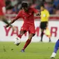 Gelandang Timnas Indonesia, Zulfiandi, melepaskan tendangan saat melawan Thailand pada laga Piala AFF 2018 di Stadion Rajamangala, Bangkok, Sabtu (17/11). Thailand menang 4-2 dari Indonesia. (Bola.com/M. Iqbal Ichsan)