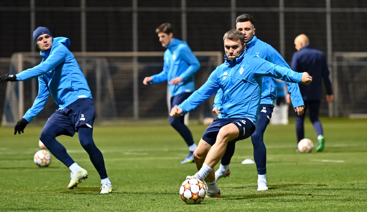 Bek Dynamo Kiev Oleksandr Karavaev dan gelandang Dynamo Kiev Mykola Shaparenko mengambil bagian dalam sesi latihan di pinggiran Kiev, Senin (22/11/2021). Partai Liga Champions antara Dynamo Kyiv vs Bayern akan digelar di NSC Olympiyksyi pada Rabu (24/11) dinihari WIB.  (GENYA SAVILOV/AFP)