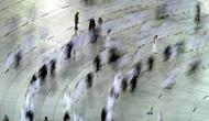 Dalam foto yang diambil dengan kecepatan rana lambat ini menunjukkan anggota keamanan memastikan jemaah umrah menerapkan jaga jarak untuk membantu mengekang penyebaran virus corona COVID-19 saat tawaf mengelilingi Ka'bah di Masjidil Haram, Mekkah, Arab Saudi, Selasa (13/4/2021). (AP Photo/Amr Nabil)