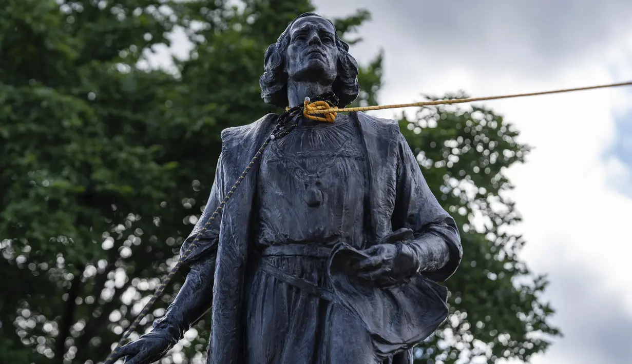 Dua tali diikatkan pada leher patung Christopher Columbus saat sekelompok massa merobohkannya di Minnesota State Capitol, St. Paul, Minnesota, Amerika Serikat, Rabu (10/6/2020). Patung Christopher Columbus jadi amukan massa setelah kematian George Floyd. (Evan Frost/Minnesota Public Radio via AP)