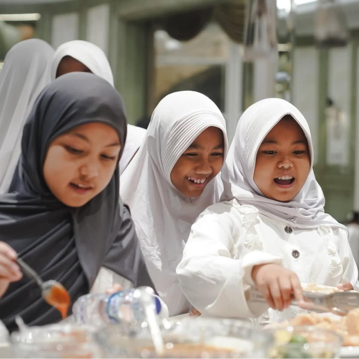 Potret Cantik Dian Sastro Rayakan Ulang Tahun Bersama Anak Yatim Piatu, Makin Spesial Berkat Bertepatan dengan Malam Nuzulul Quran