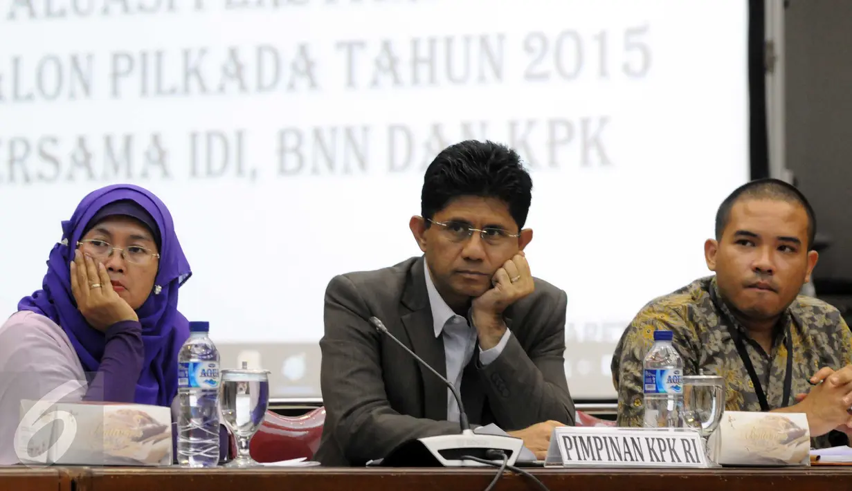 Pimpinan KPK, Laode M Syarif (tengah) saat menghadiri rapat evaluasi tahapan pencalonan Pilkada 2015, Jakarta Senin (21/3). Evaluasi dilakukan karena terdapat sejumlah kepala daerah yang diciduk BNN karena tersangkut narkoba. (Liputan6.com/Helmi Afandi)