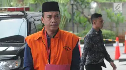 Anggota DPRD Lampung Tengah nonaktif Zainudin akan menjalani pemeriksaan penyidik di Gedung KPK, Jakarta, Rabu (10/7/2019). Zainudin diperiksa sebagai tersangka terkait kasus dugaan gratifikasi Rp 95 miliar menyetujui pinjaman daerah ke PT Sarana Multi Infrastruktur. (merdeka.com/Dwi Narwoko)