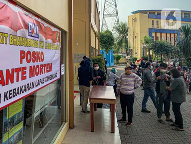Sejumlah keluarga korban kebakaran Lapas Kelas I Tangerang mendatangi RS Polri Kramat Jati di Jakarta, Rabu (8/9/2021). Keluarga korban kebakaran Lapas Kelas I Tangerang mendatangi Posko Ante Mortem untuk melaporkan kehilangan anggota keluarga mereka. (Liputan6.com/Faizal Fanani)