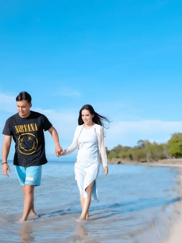 Potret Rendy Kjaernett dan Lady Nayoan Liburan di Pusat Laut