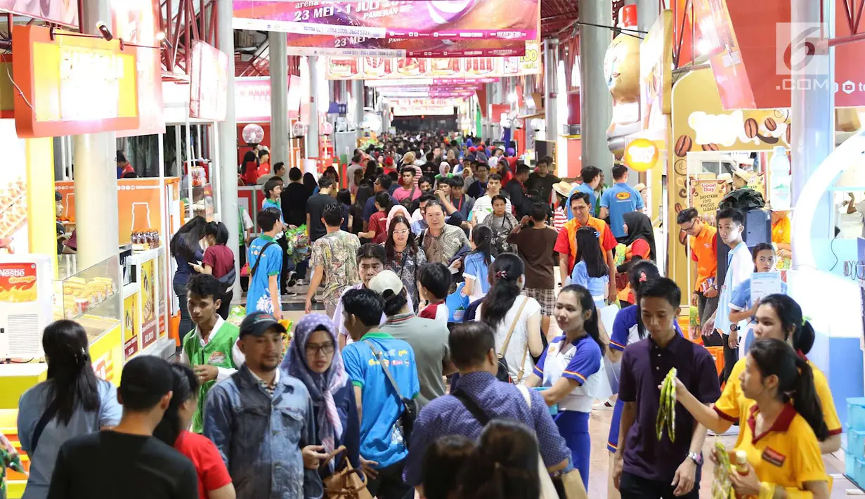 Pengunjung memadati area penyelenggaraan Jakarta Fair 2018 di JIExpo Kemayoran, Jakarta, Rabu (23/5). Jakarta Fair 2018 adalah ajang arena pameran dan hiburan terbesar se-Asia Tenggara. (Liputan6.com/Immanuel Antonius)