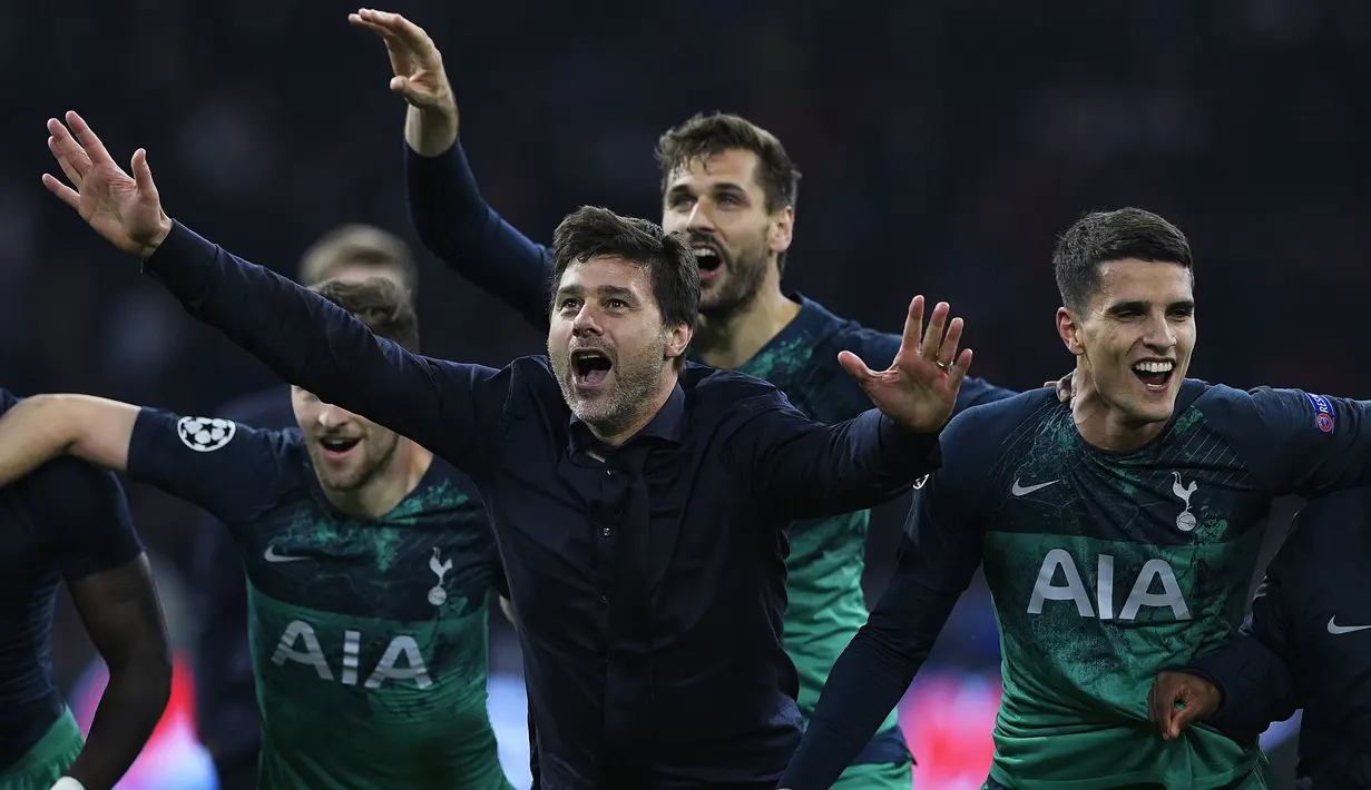 Manajer, Mauricio Pochettino dan pemain Tottenham Hotspur merayakan kemenangan tim mereka atas Ajax Amsterdam pada akhir laga kedua semifinal Liga Champions 2018/19 di Stadion Johan Cruyff, Rabu (8/5). Tottenham melaju ke Final Liga Champions usai mengalahkan Ajax 3-2. (Olaf Kraak / ANP / AFP)