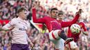 Pemain Manchester United, Casemiro mengontrol bola dibayangi pemain Brentford, Keane Lewis-Potter pada laga lanjutan Liga Inggris di Old Trafford, Manchester, Inggris, Sabtu (19/10/2024). (AP Photo/Dave Thompson)