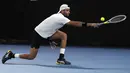 Matteo Berrettini dari Italia melakukan pukulan backhand saat menghadapi Rafael Nadal dari Spanyol dalam pertandingan semifinal kejuaraan tenis Australia Terbuka di Melbourne, Australia, Jumat (28/1/2022). (AP Photo/Simon Baker)