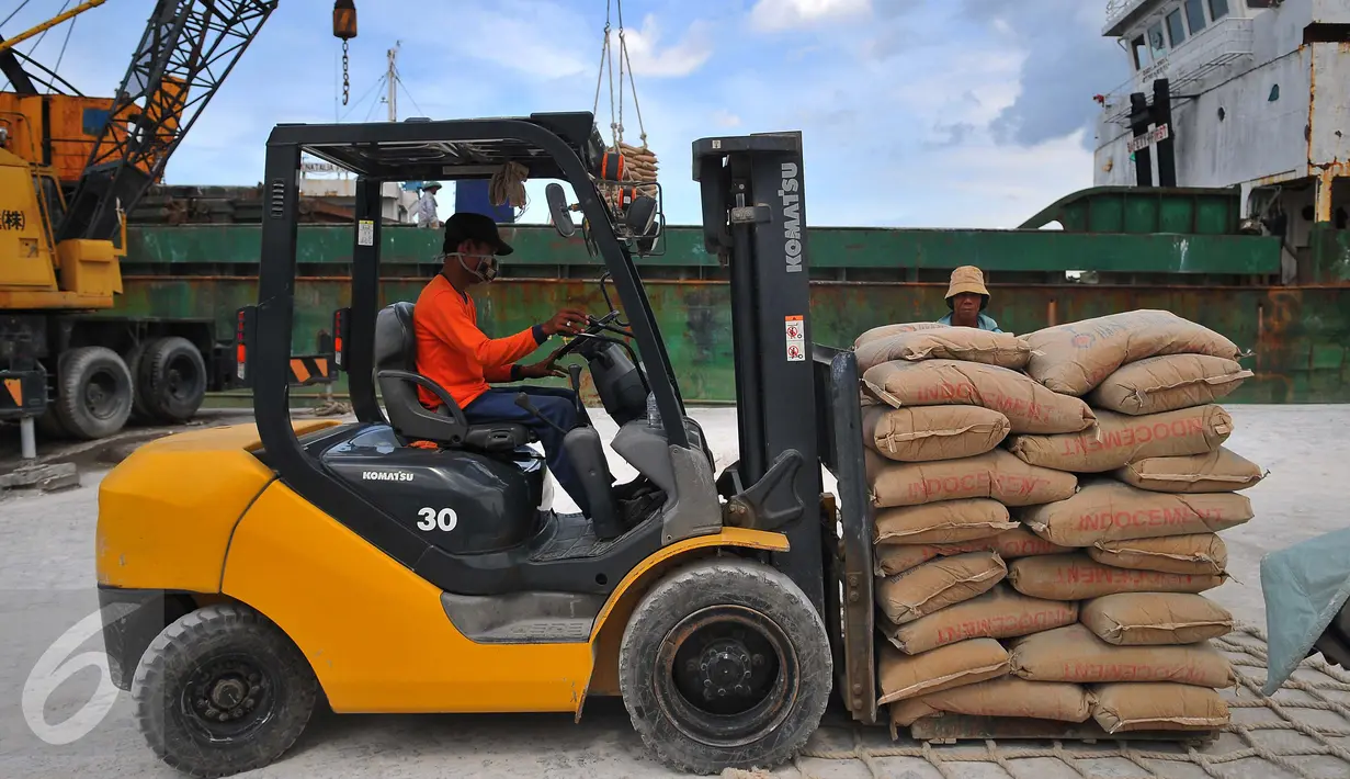 Pekerja menggunakan alat berat memindahkan semen untuk dikirim melalui Pelabuhan Sunda Kelapa, Jakarta, Selasa (7/2). Konsumsi semen di dalam negeri diprediksi akan meningkat hingga 84,96 juta ton di tahun ini. (Liputan6.com/Angga Yuniar)