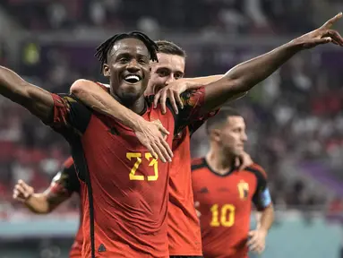 Timnas Belgia sukses memenangi laga perdananya di Grup F Piala Dunia 2022 dengan menekuk Kanada 1-0, Kamis (24/11/2022) dini hari WIB. Dalam laga yang digelar di Ahmad Bin Ali Stadium, Doha, Qatar, pasukan Roberto Martinez beruntung memiliki kiper tangguh dalam sosok Thibaut Courtois yang mampu menggagalkan sebuah eksekusi penalti Kanada. Sementara striker Michy Batshuayi menjadi penentu kemenangan dengan golnya di penghujung babak pertama. (AP/Hassan Ammar)