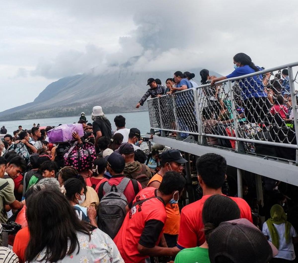 Sejumlah warga berbondong-bondong hendak menaiki kapal TNI AL, ketika Gunung Ruang kembali mengalami erupsi, di Pulau Tegulandang, Kabupaten Kepulauan Sitaro, Sulawesi Utara, Rabu (1/5/2024). Gunung Ruang, yang berstatus Level IV atau Awas, hingga kini ma