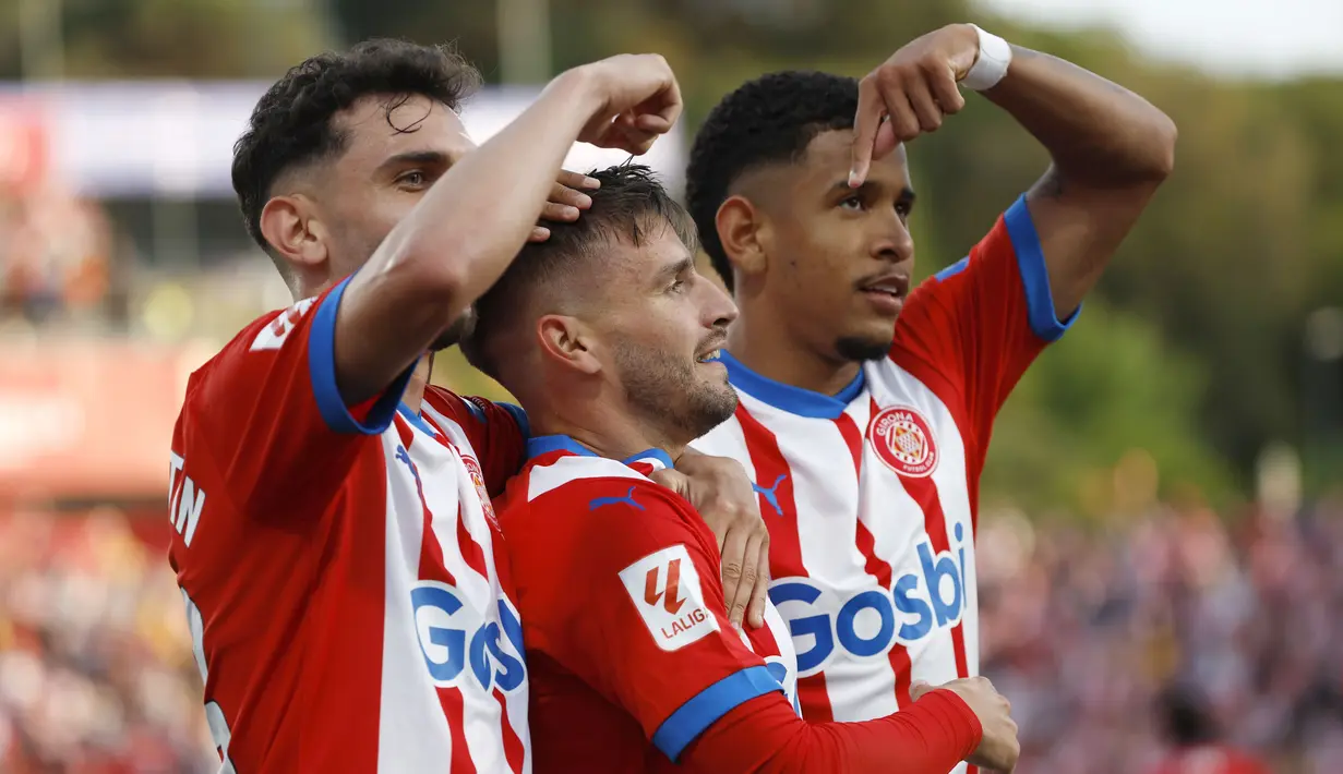 Para pemain Girona merayakan gol yang dicetak Porto ke gawang Barcelona pada laga ke-34 Liga Spanyol di Stadion Montilivi, Sabtu (4/2/2024).  Kemenangan ini berarti Blanquivermells akan berlaga di Liga Champions musim depan.  (Foto AP/Joan Monfort)