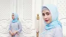 Gamis brokat kombinasi warna pink dan biru muda buat tampilan anggun dan feminin. Padukan dengan high heels dan hijab segi empat. (Instagram/prillylatuconsina96).