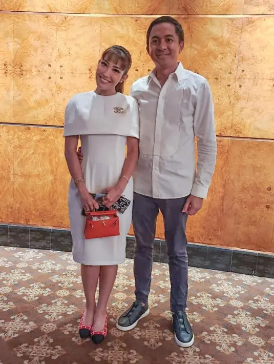 Bahkan, saat bekerja ia langsung buru-buru pulang untuk bisa berbuka bersama dengan anak dan suaminya di rumah. [Instagram/mrsayudewi]