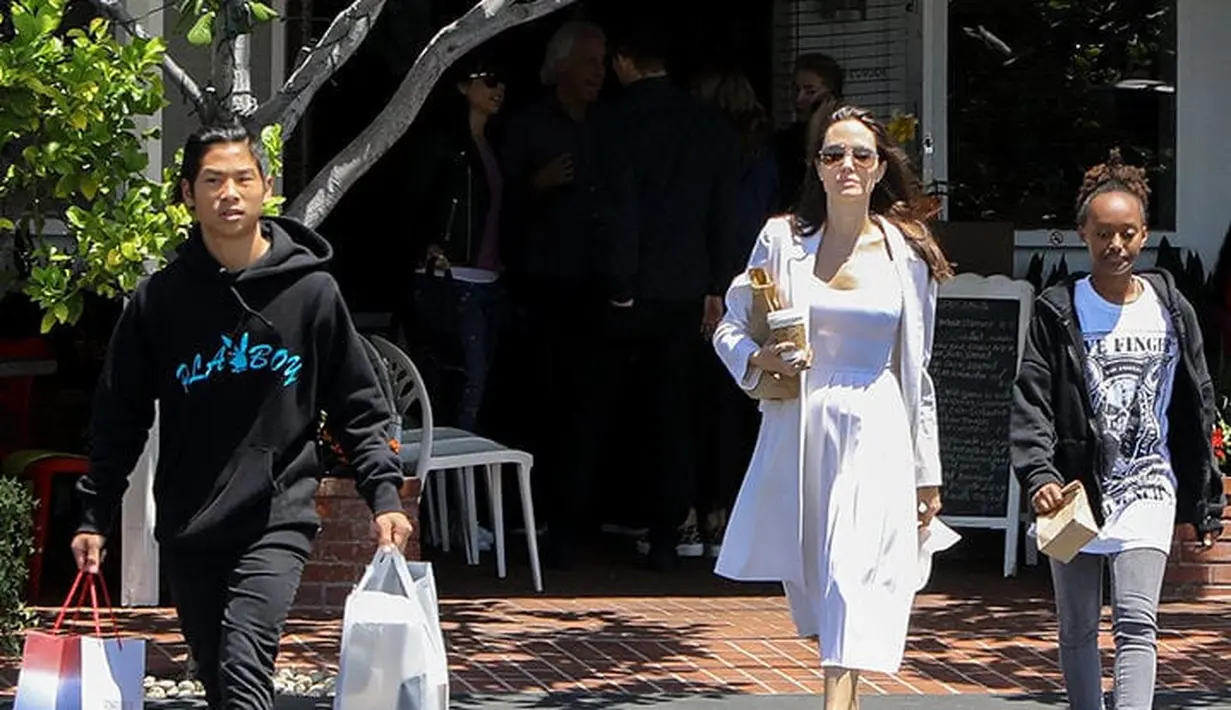 Sebelumnya dikabarkan Angelina Jolie memanjakan anak untuk memenangkan hak asuh mereka. (TMZ)