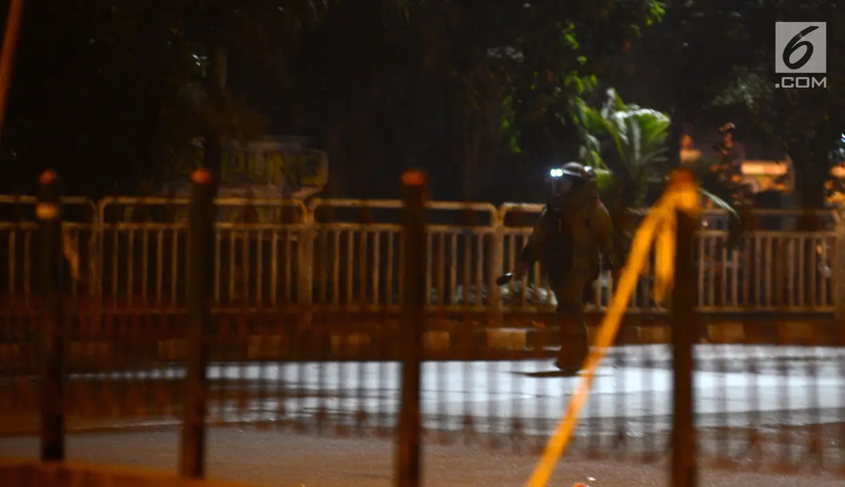 Tim Gegana melakukan penyisiran di sekitar lokasi ledakan Kampung Melayu, Jakarta, Rabu (24/5). Polisi telah memasang garis pembatas di sekitar lokasi kejadian. (Liputan6.com/Herman Zakharia)