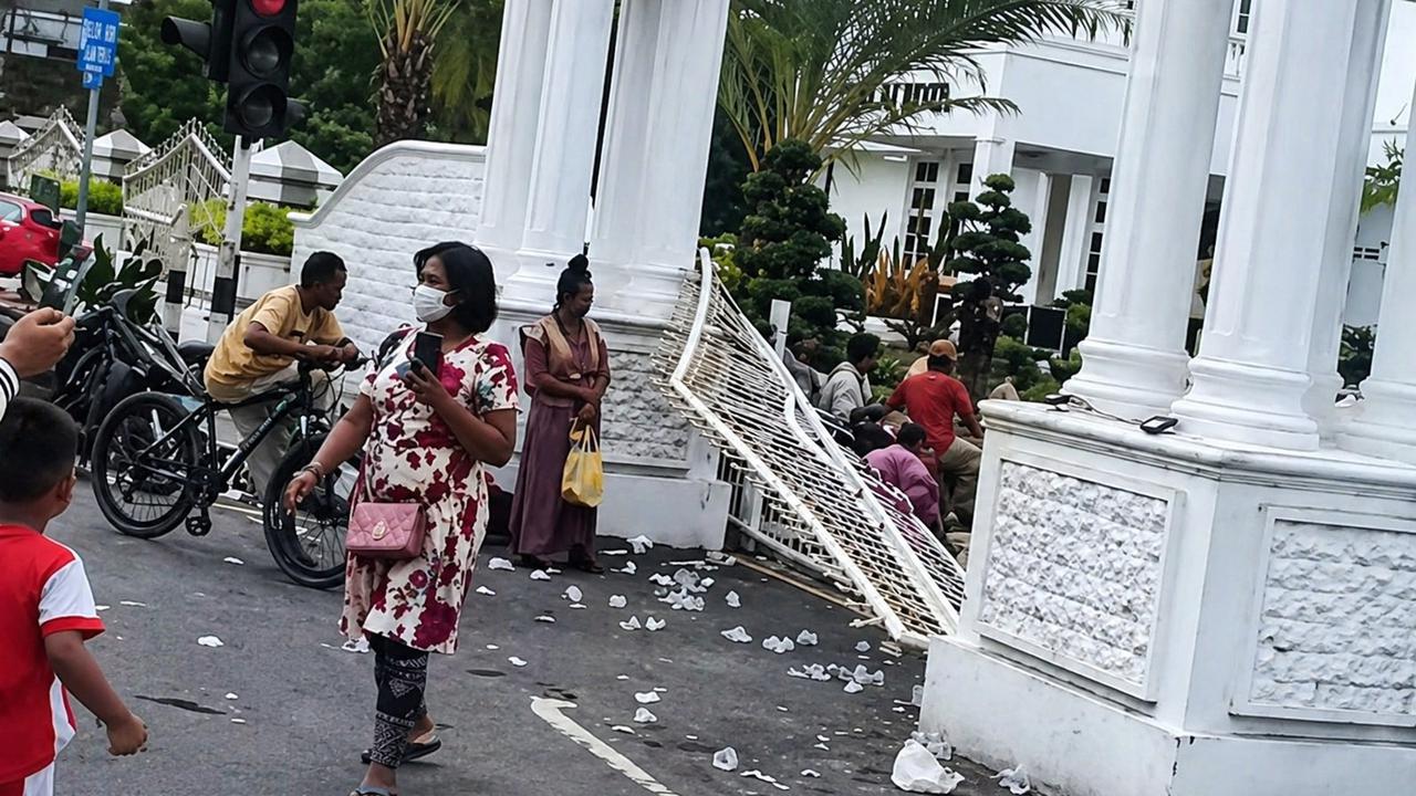 Massa Mengamuk, Ratusan Pedagang Robohkan Pagar Kantor Pemkot Binjai Protes Penggusuran