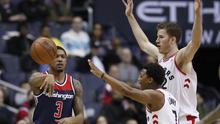 Guard Washington Wizards Bradley Beal (kiri) dijaga dua pemain Toronto Raptors pada lanjutan NBA di Capital One Arena, Kamis (1/2/2018) atau Jumat (2/2/2018) WIB. (AP Photo/Alex Brandon)