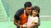 Kiper Arema, Joko Ribowo, bersama putrinya saat di Stadion Gajayana, Malang. (Bola.com/Iwan Setiawan)